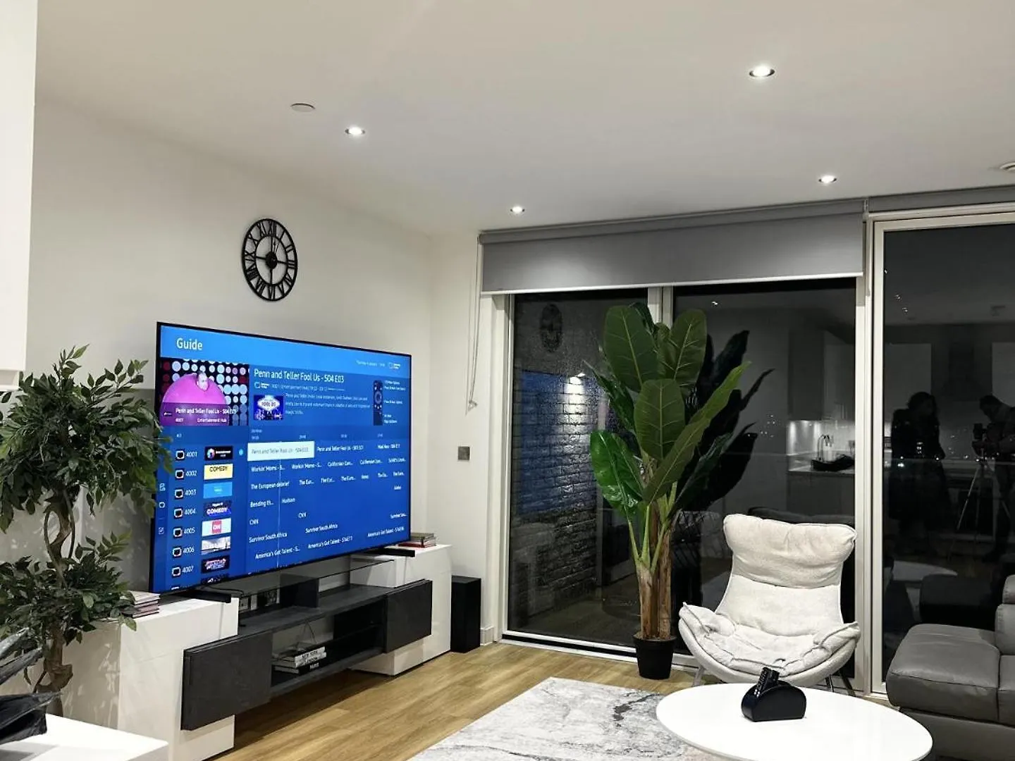 Beautiful 2-Bed High Rise Apartment In Royal Wharf London
